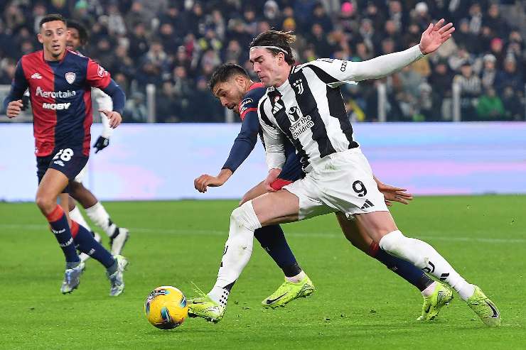 Dusan Vlahovic in azione con la maglia della Juve