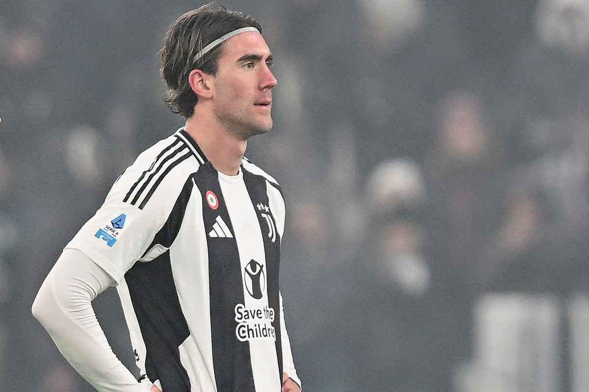 Dusan Vlahovic della Juve mentre guarda avanti sconsolato