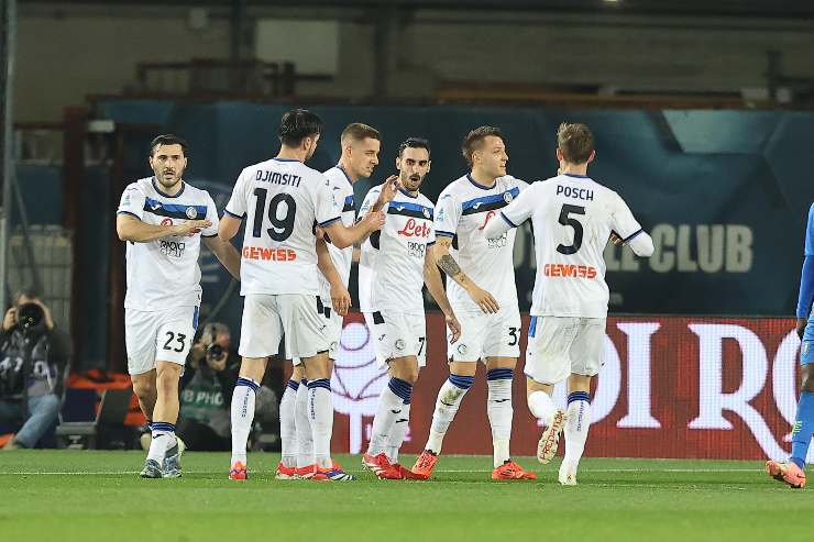 Calciatori dell'Atalanta esultano