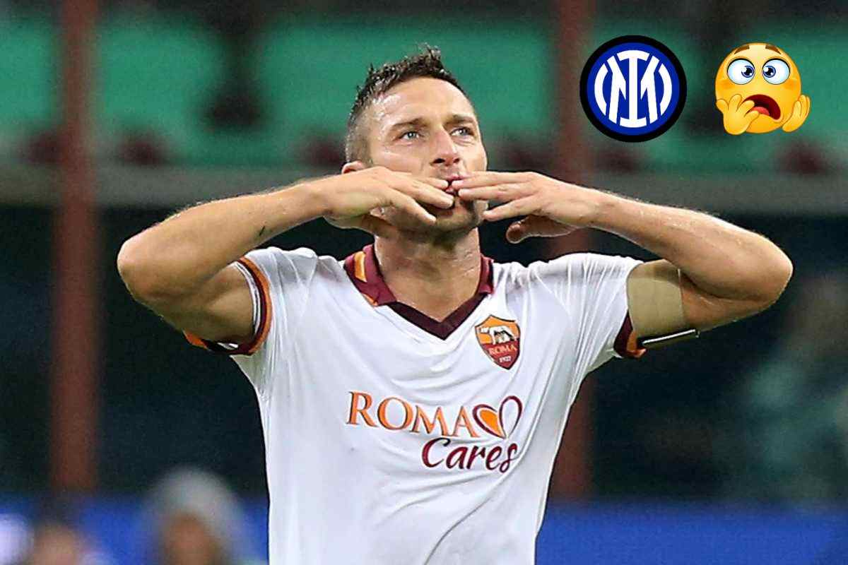 Francesco Totti in campo con la maglia della Roma mentre manda baci al pubblico