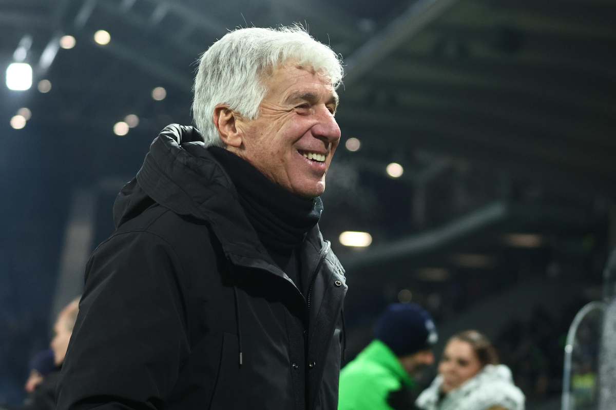 Gian Piero Gasperini sorride in campo