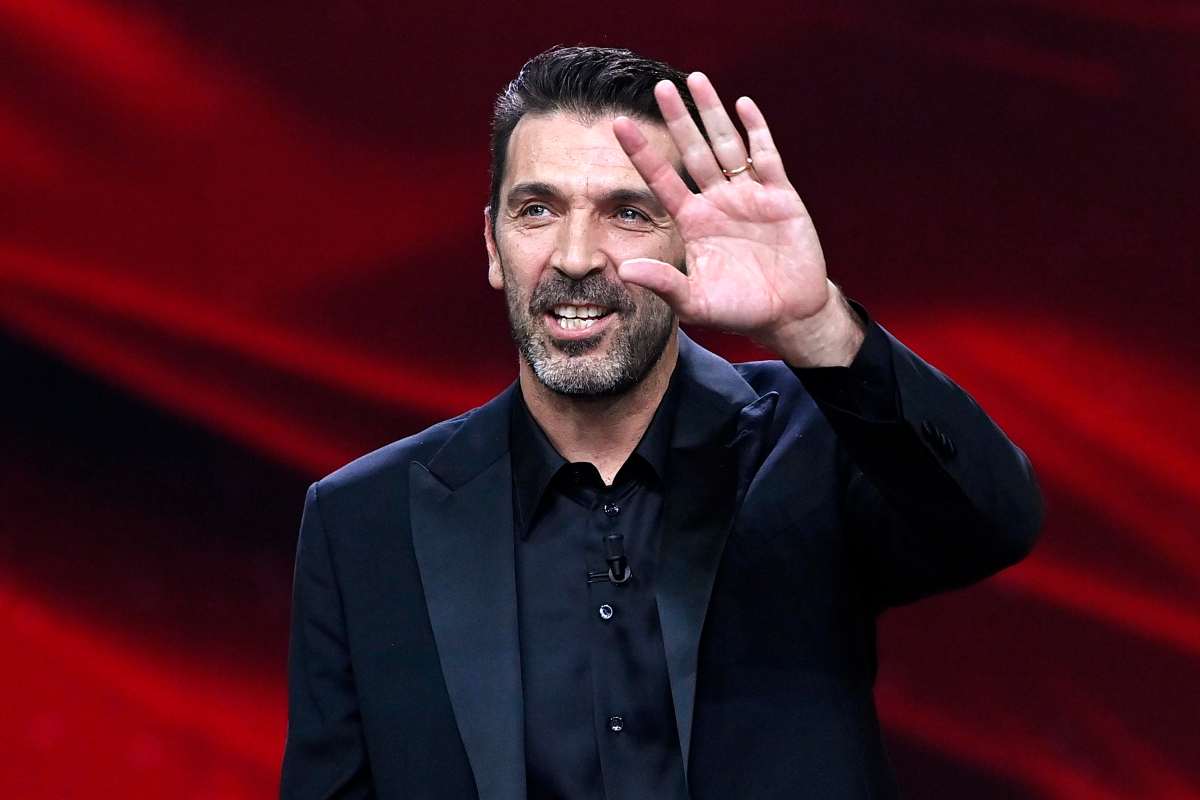 Gianluigi Buffon in giacca che saluta il pubblico