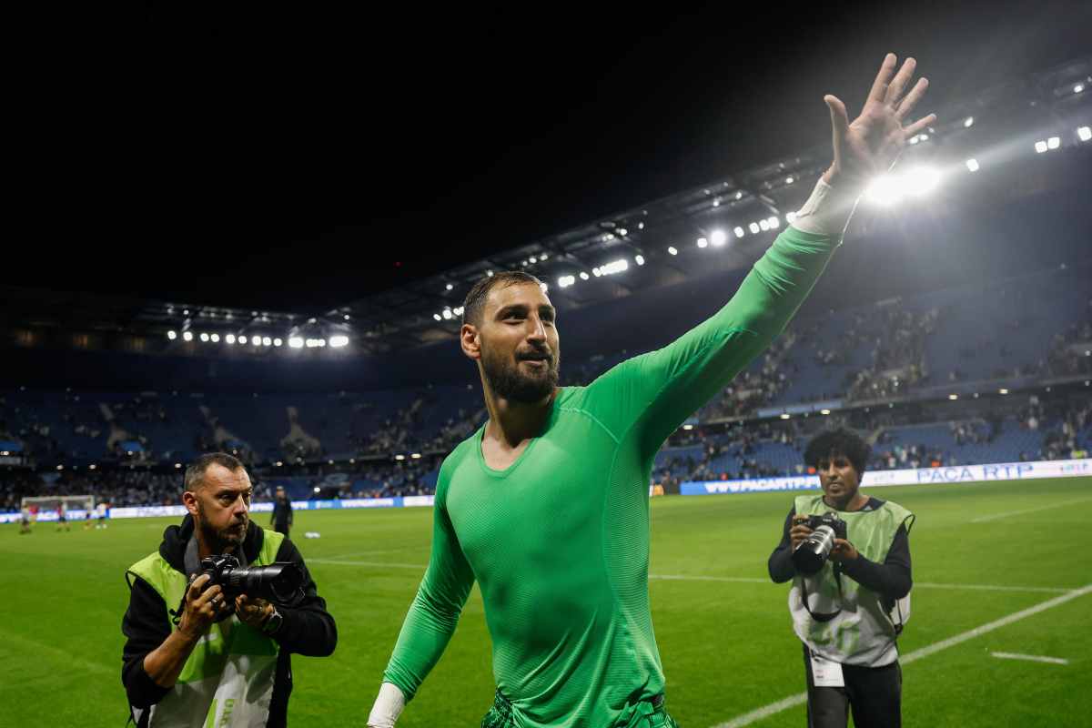 Gianluigi Donnarumma saluta il pubblico del PSG