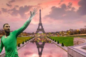 Gianluigi Donnarumma con la mano alzata e dietro di lui la Tour Eiffel