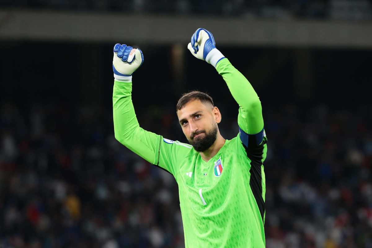 Gianluigi Donnarumma saluta i tifosi del PSG con i pugni alzati