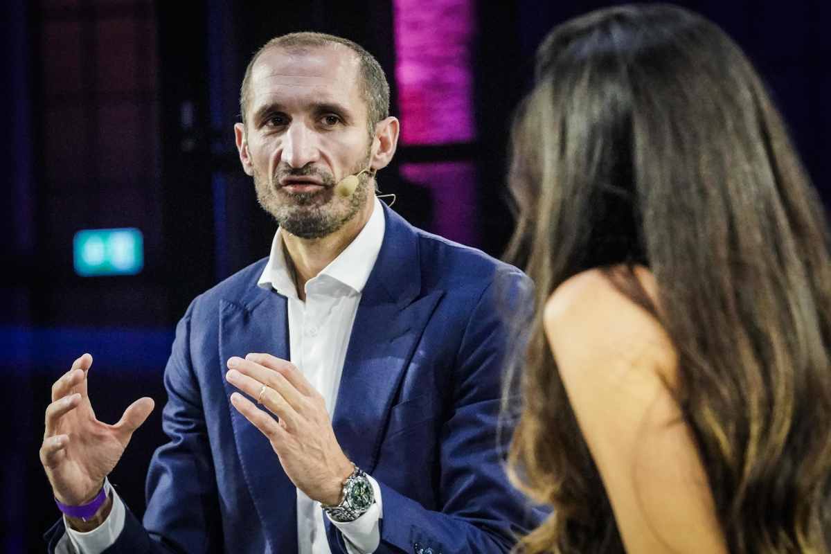 Giorgio Chiellini in giacca e camicia a un evento