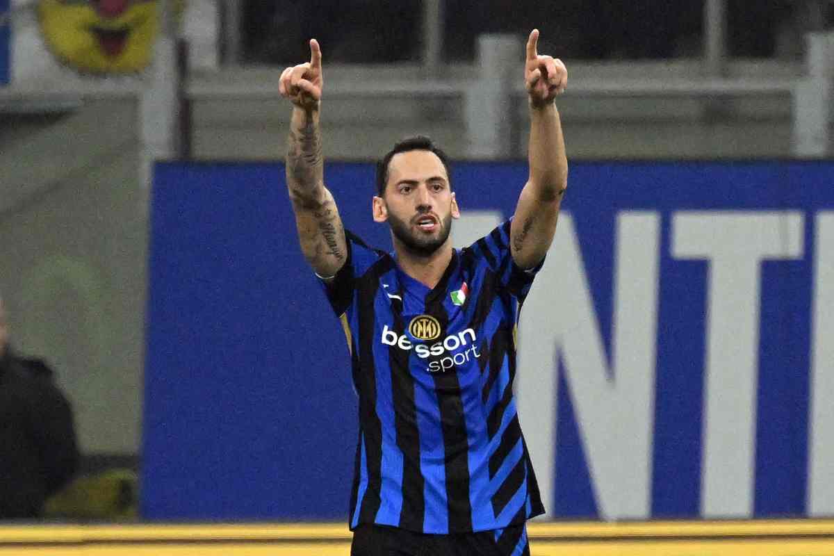 Hakan Calhanoglu dell'Inter esulta dopo un gol