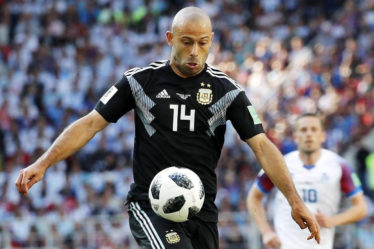 Javier Mascherano in azione con la maglia dell'Argentina