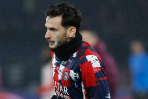 Kvaratskhelia in campo con il PSG