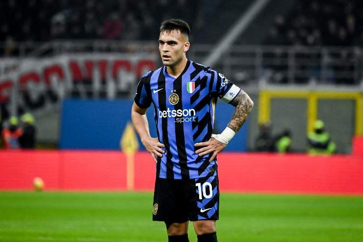 Lautaro Martinez mani ai fianchi e sguardo perplesso