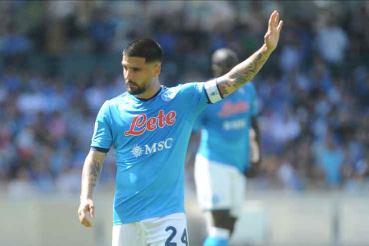 Lorenzo Insigne con la maglia del Napoli saluta il pubblico