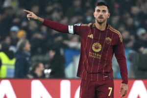 Lorenzo Pellegrini indica alla sua destra