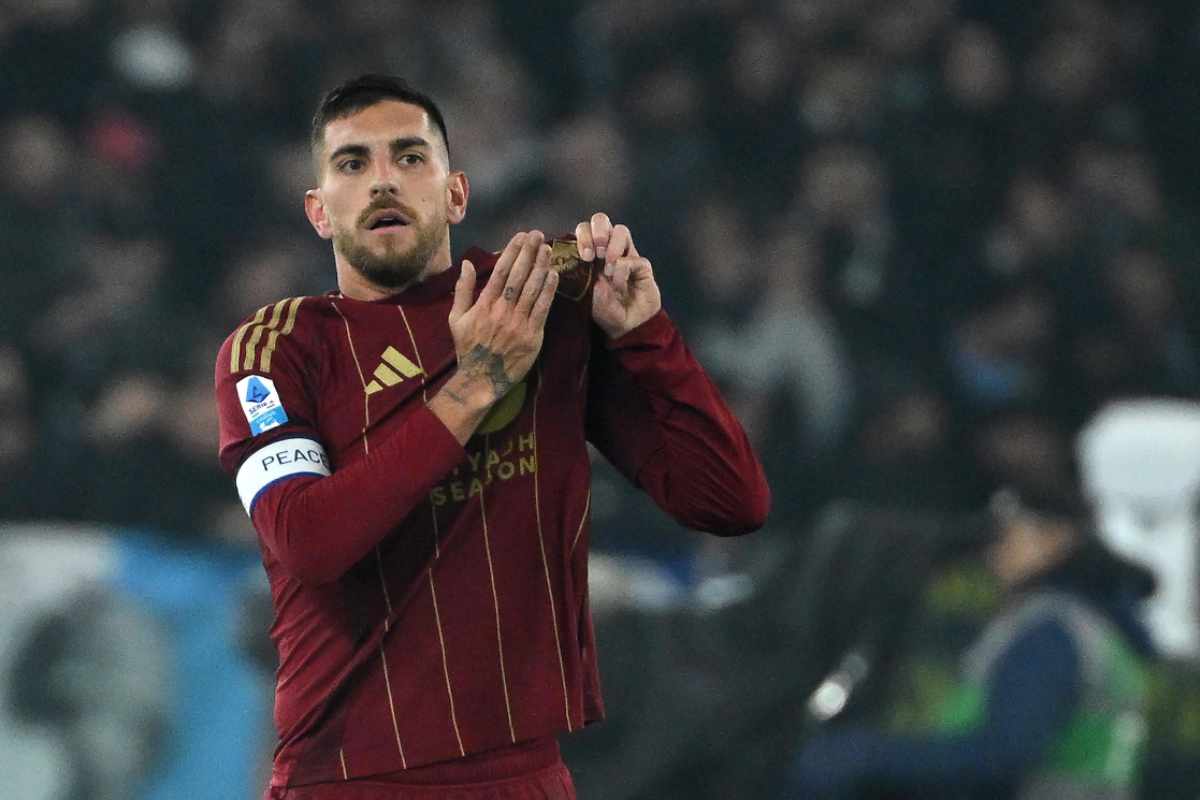 Lorenzo Pellegrini, capitano della Roma, esulta indicando lo scudetto giallorosso