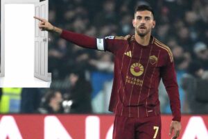 Lorenzo Pellegrini indica una porta d'uscita