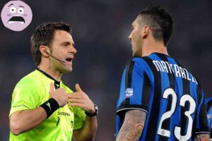 Marco Materazzi alle prese con l'arbitro