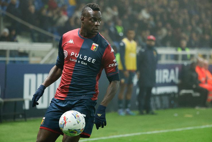 Mario Balotelli in campo con il Genoa controlla il pallone