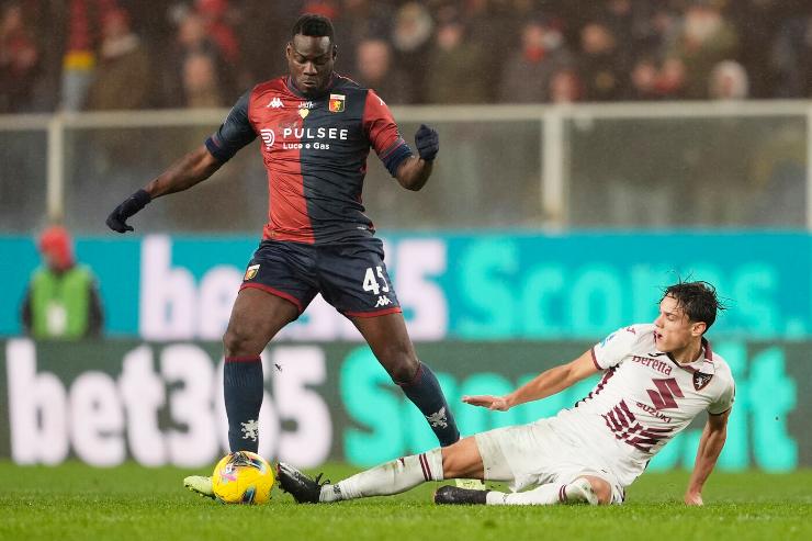 Mario Balotelli in azione con la maglia del Genoa