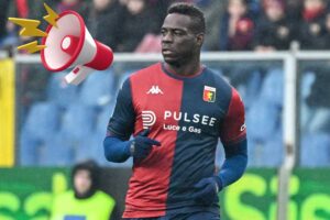 Mario Balotelli con la maglia del genoa