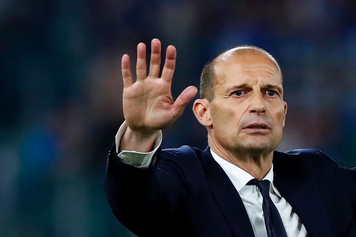 Massimiliano Allegri con una mano alzata