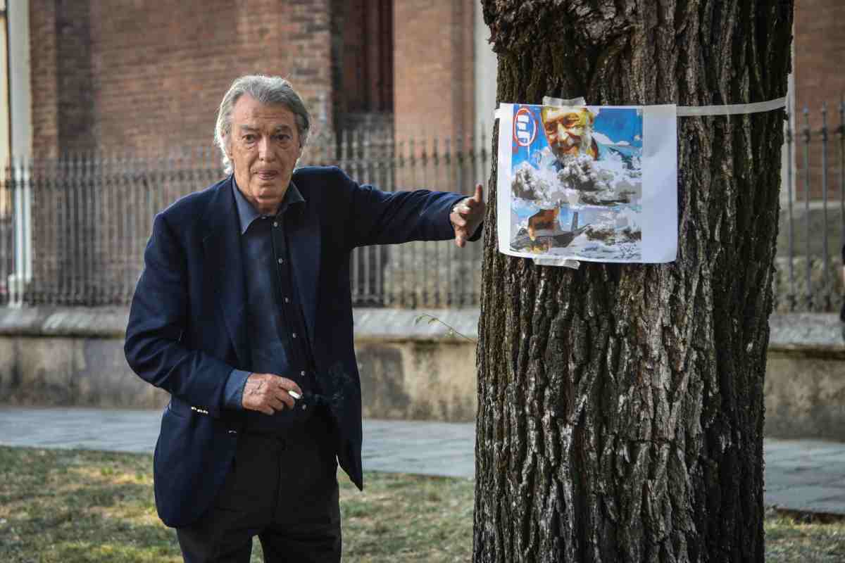 l'ex presidente dell'Inter Massimo Moratti si appoggia ad un albero