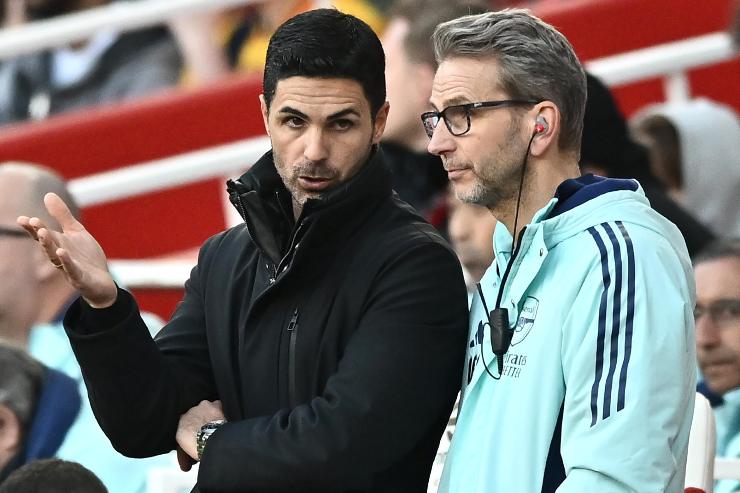 Mikel Arteta parla con i suoi collaboratori