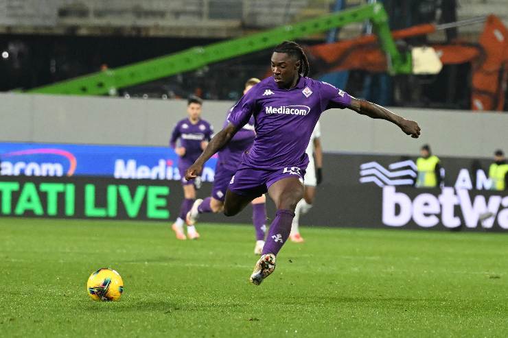 Moise Kean calcia un pallone