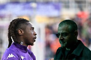 Moise Kean e Don Pietro Savastano in primo piano