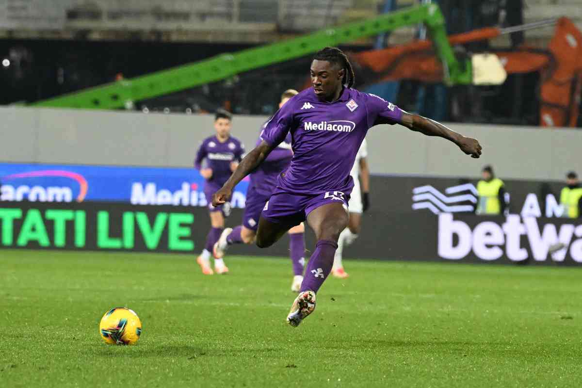 Moise Kean, attaccante della Fiorentina, mentre tira in porta