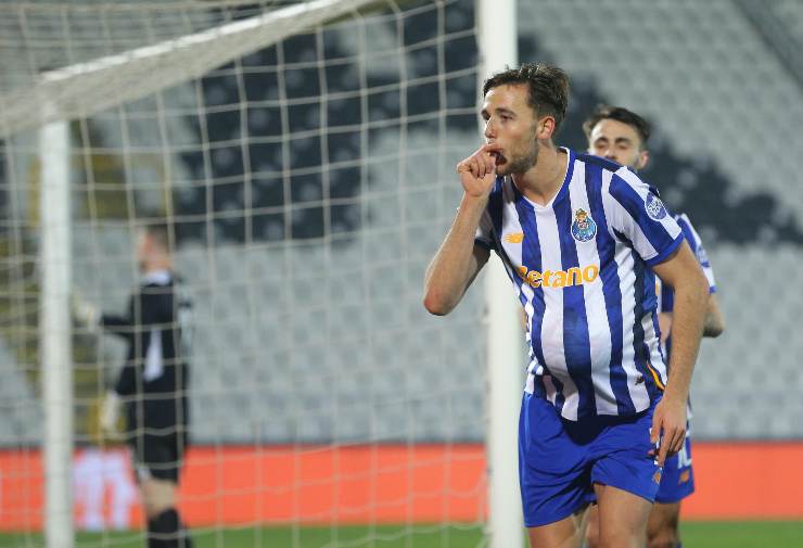 Nico Gonzalez  esulta dopo un gol con il pallone sotto la maglietta