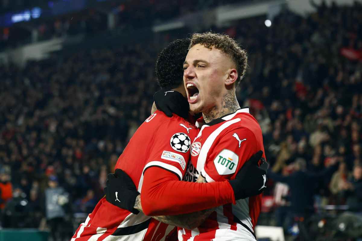 l'esterno del PSV Noa Lang esulta dopo un gol