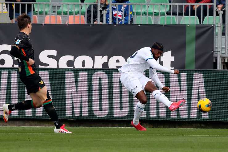 Nuno Tavares in azione con un cross