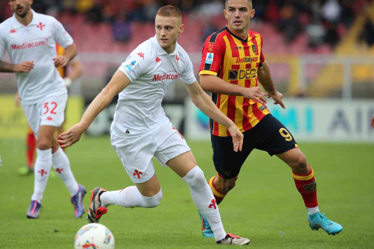 Pietro Comuzzo, difensore della Fiorentina, in azione contro il Lecce