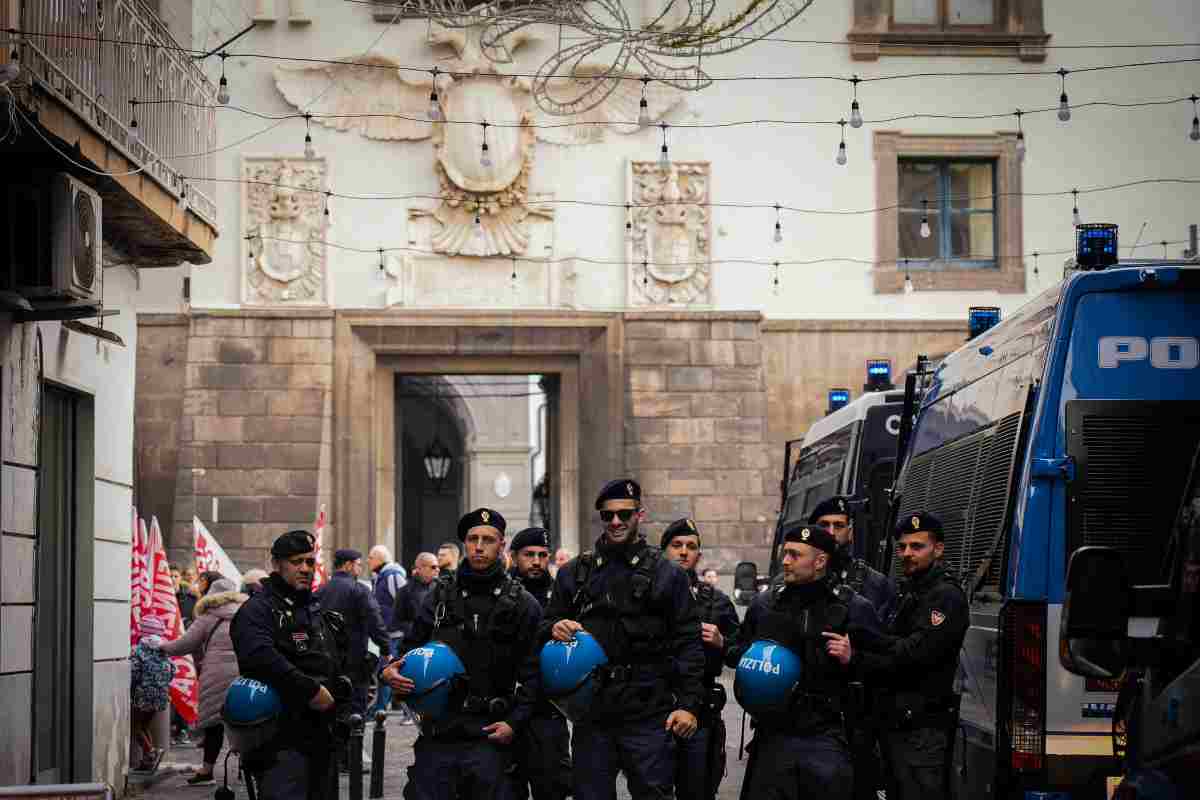 Polizia a Napoli in assetto antisommossa