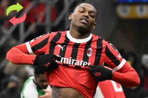 Rafael Leao mentre si dispera per un gol sbagliato alzandosi la maglietta