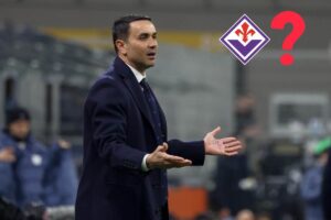 Raffaele Palladino con lo scudetto della Fiorentina e un punto interrogativo