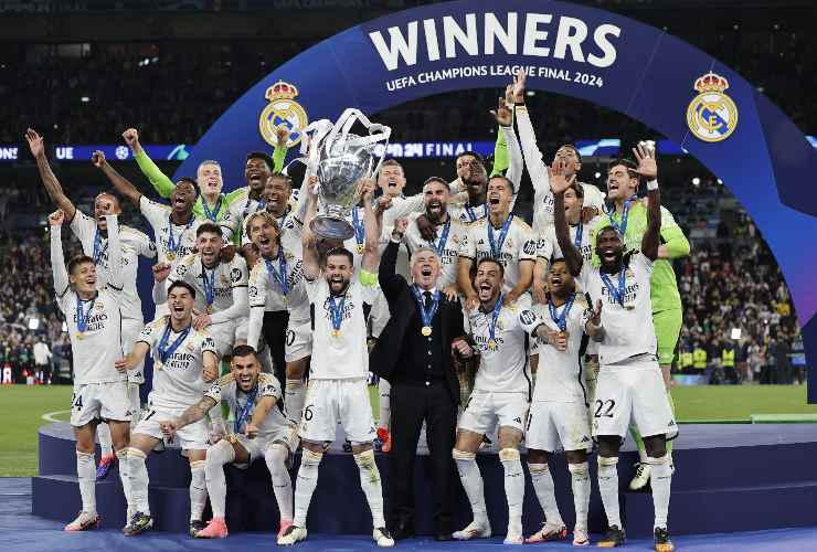 Il Real Madrid vincitrice dell'ultima edizione della Champions League alza il trofeo al cielo