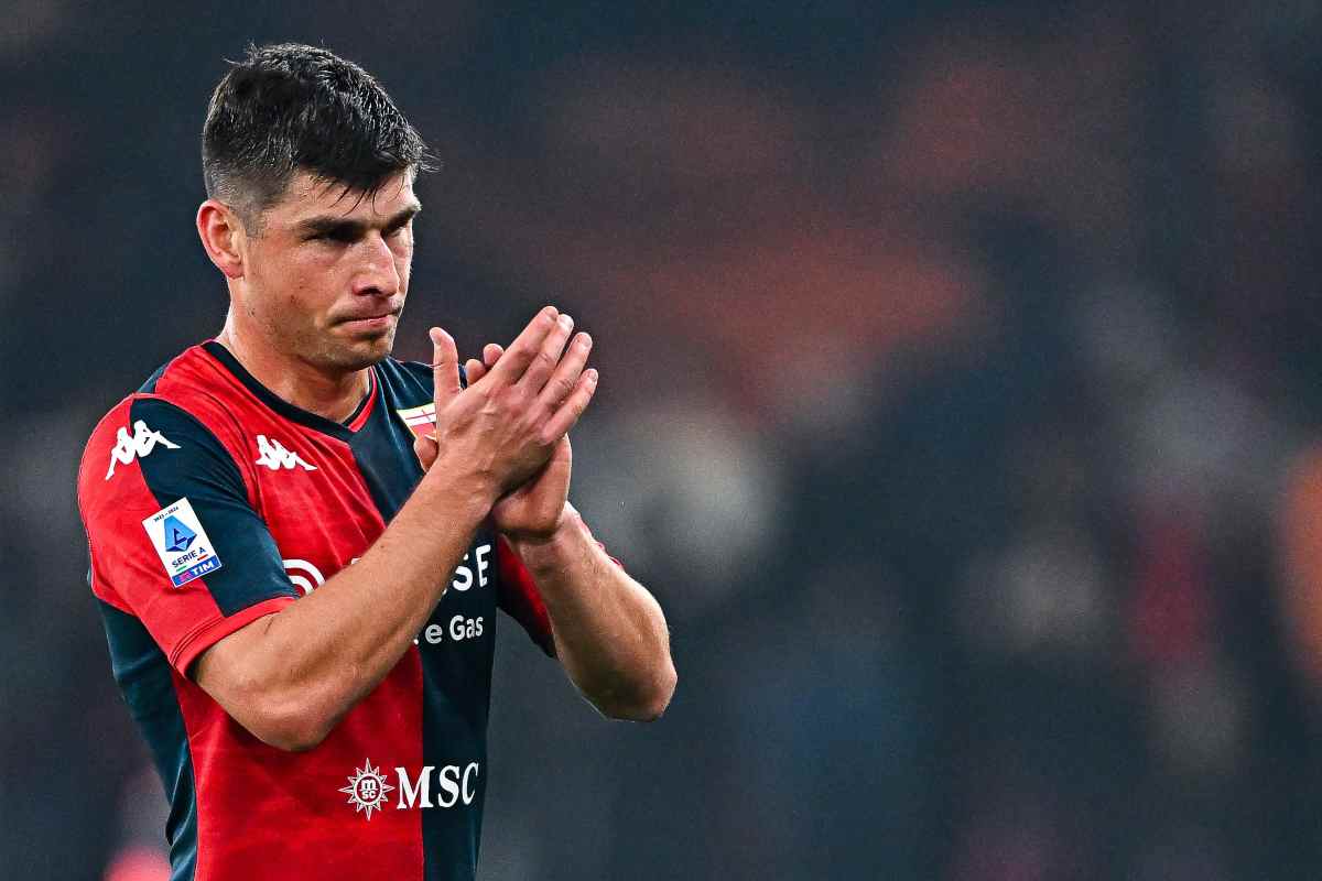 Ruslan Malinovskyi con la maglia del Genoa applaude un compagno