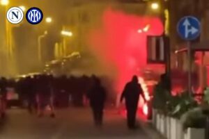 Scontri tra tifosi con i loghi di Napoli e Inter