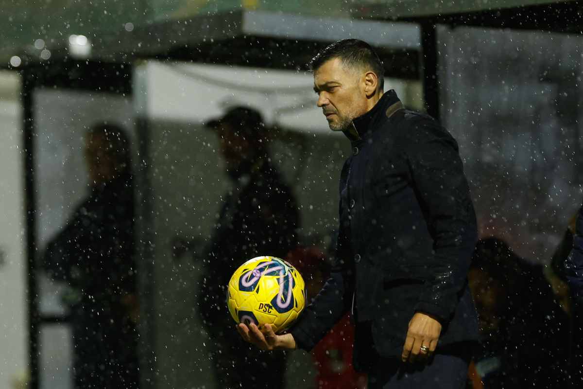 Sergio Conceicao con un pallone in mano sotto la pioggia