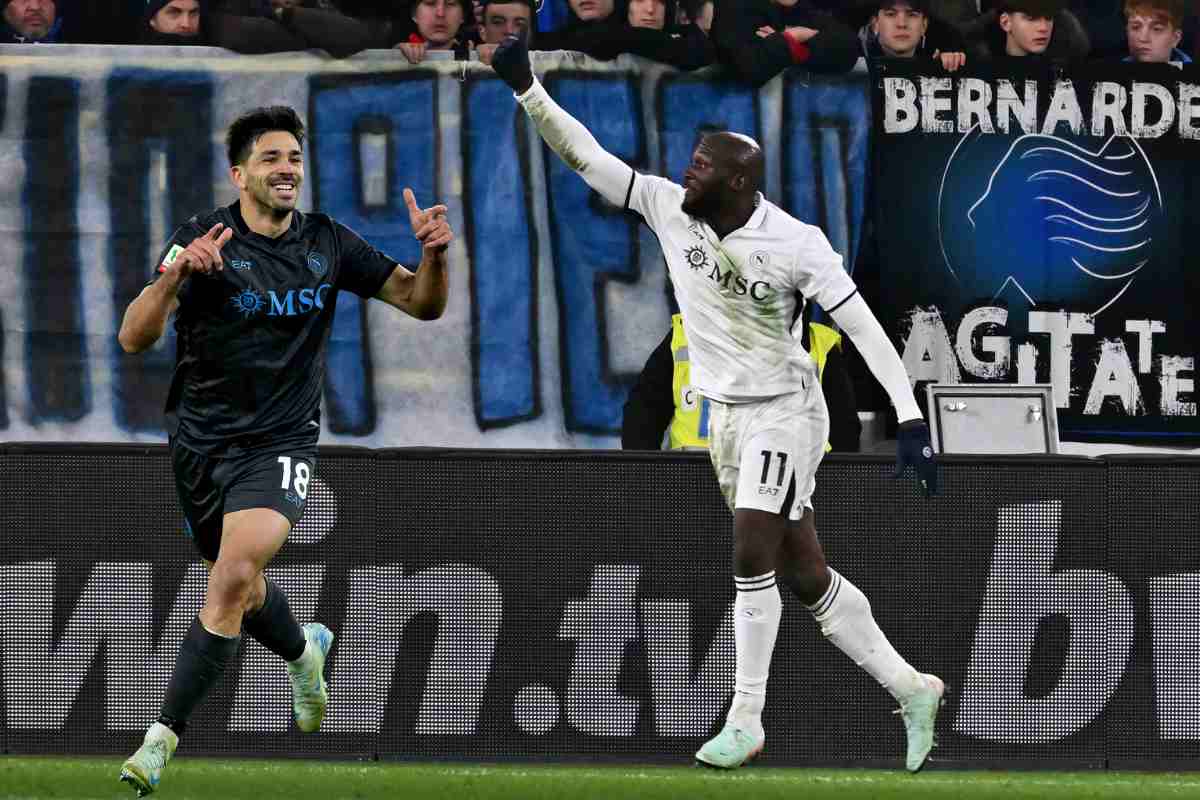 Giovanni Simeone e Romelu Lukaku esultano dopo un gol