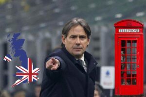 Simone Inzaghi, allenatore dell'Inter, indica una mappa dell'Inghilterra con una tipica cabina telefonica inglese al suo lato