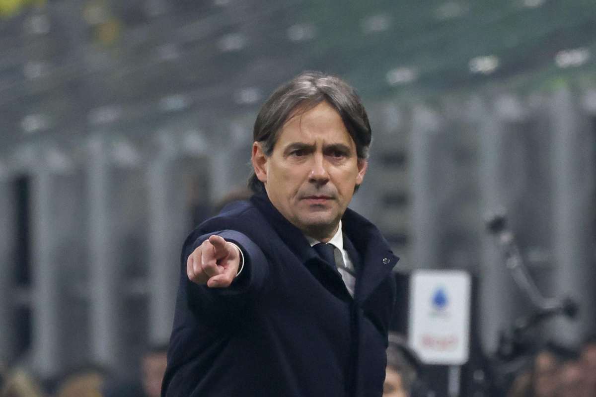 Simone Inzaghi indica qualcosa col dito