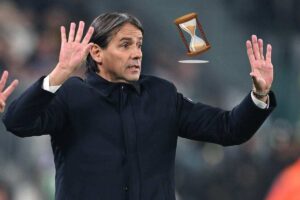 Simone Inzaghi e una clessidra