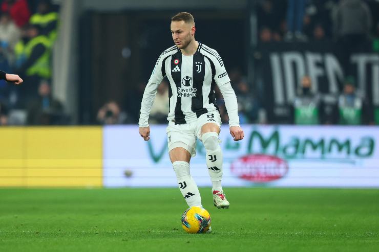 Teun Koopmeiners controlla il pallone in azione con la maglia della juve