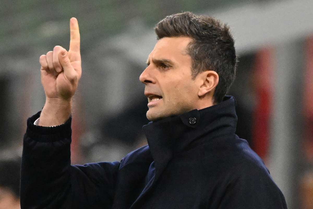 Thiago Motta, allenatore della Juventus, con il dito alzato