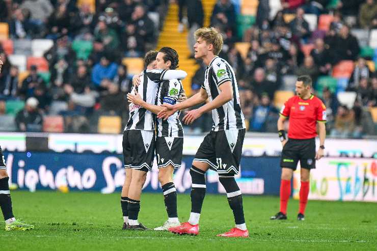 I calciatori dell'Udinese festeggiano dopo un gol