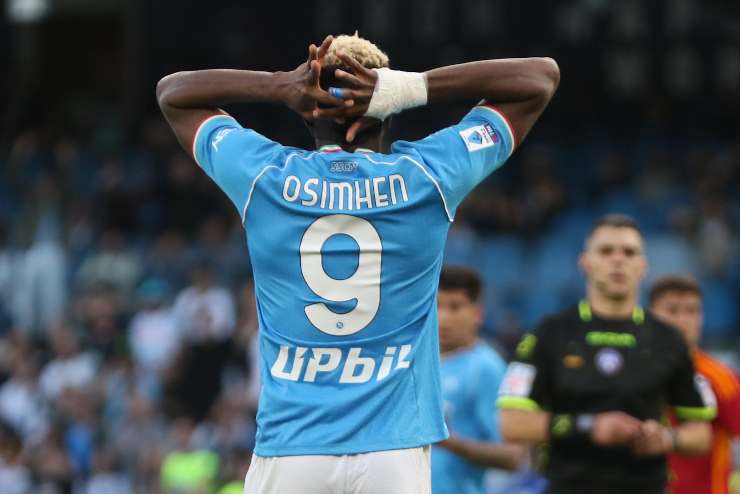 Victor Osimhen con la maglia del Napoli e le mani nei capelli