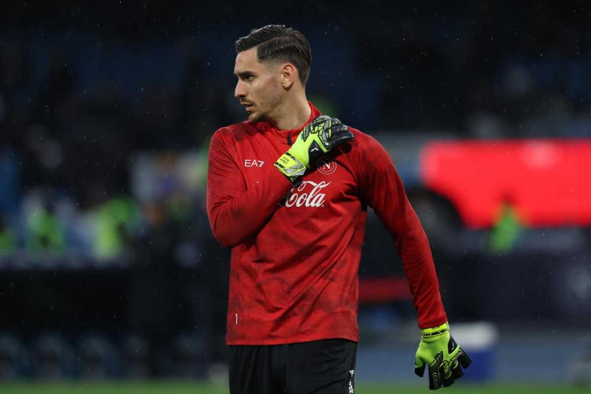 Alex Meret, portiere del Napoli, mentre fa stretching