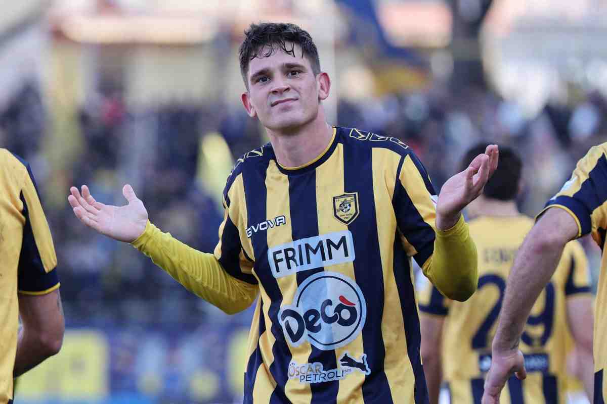 Andrea Adorante della Juve Stabia esulta dopo un gol