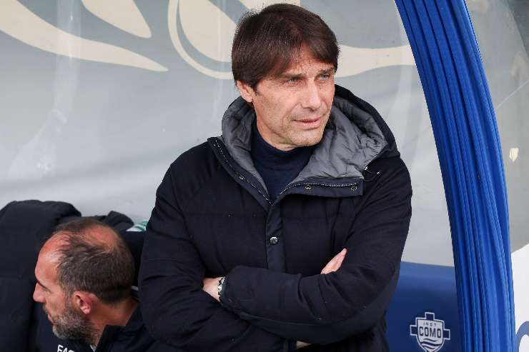 Antonio Conte concentrato in panchina